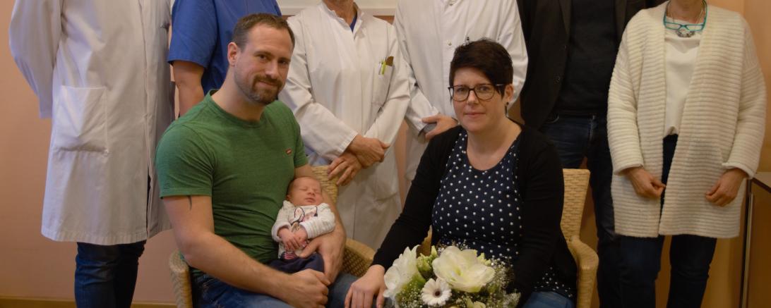 Ärzte und Eltern mit Baby