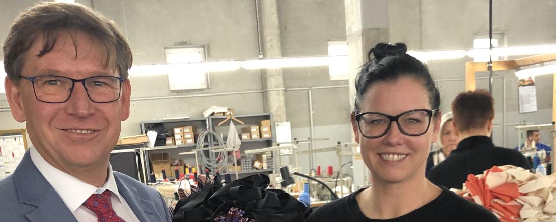 Das Foto zeigt Stefan Rößle und Sina Trinkwalder.