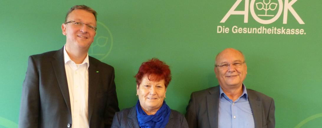 Von links: AOK-Direktor Michael Meyer, Heidie Vogel und AOK-Beiratsvorsitzender Bruno Schönherr