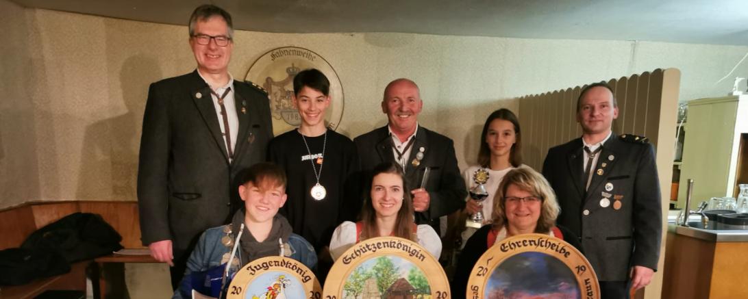 Das Bild zeigt sitzend von links: Jugendkönig 2020 Nikolai Dollmann, Schützenkönigin 2020 Sabine Klein und Gewinnerin der Ehrenscheibe Margot Braun; stehend von links: 1. Schützenmeister Erich Oswald, Justin Keplinger, Pokalsieger Fritz Hopf, Jugendpokalsiegerin Sophia Keplinger und Sportwart Michael Endreß