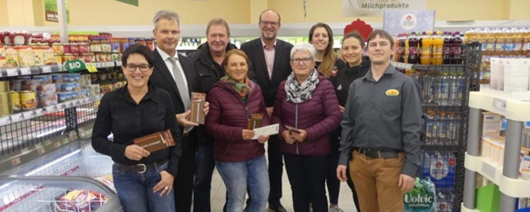 Das Bild zeigt von links: Susanne Vierkorn und Sandro Weber (beide Stadtmarketingverein), Robert Weiß, Sabine Fischer, Stefan Heilbronner (Geschäftsführer ROKO GmbH), Renate Hurler, Laura Geiselsöder, Magaly Meynadier (beide XCYDE Angels), Jürgen Maier (Leitung CAP-Markt)