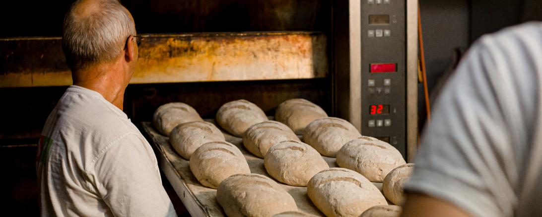 Wer in der Backstube arbeitet, macht einen harten Job. Zu viele Bäckereien speisen ihre Mitarbeiter trotzdem mit Niedriglöhnen ab, kritisiert die Gewerkschaft NGG.