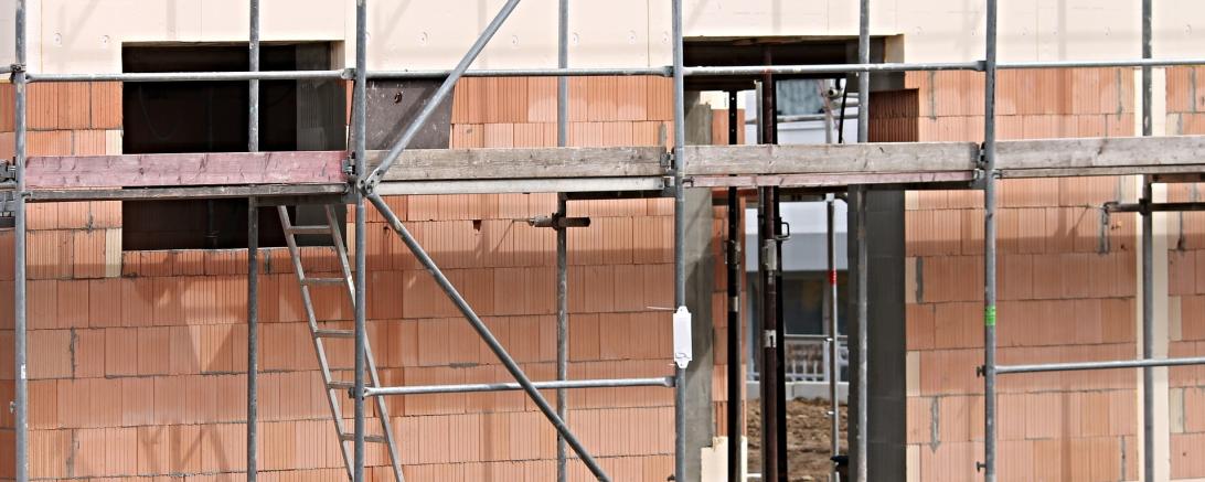 Das Bild zeigt ein Haus im Rohbau. 