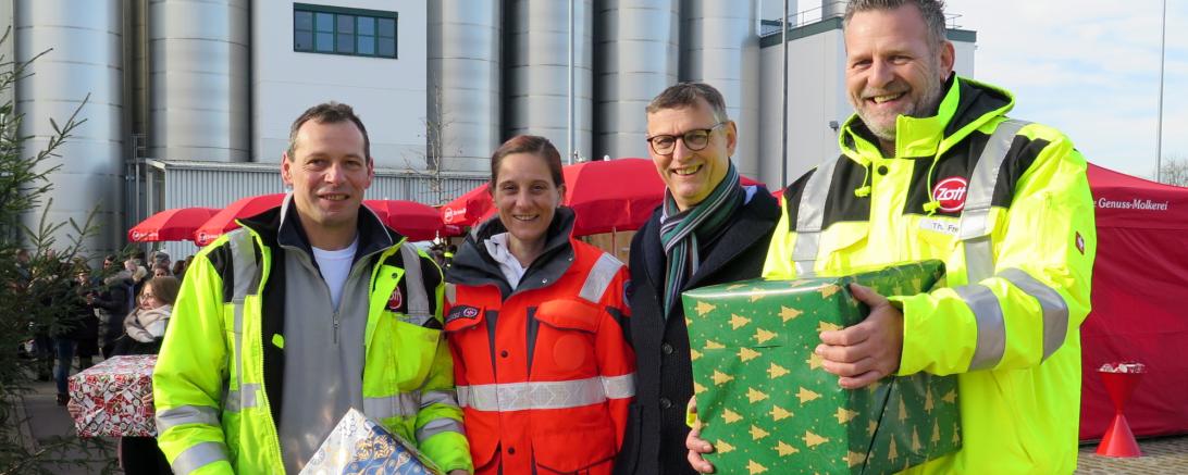 Das Bild zeigt die beiden Fahrer Armin Strobel und Tom Frede (links und rechts), Yvonne Wendel von den Johannitern und Karl Stelzle, Mitglied der Zott-Geschäftsleitung