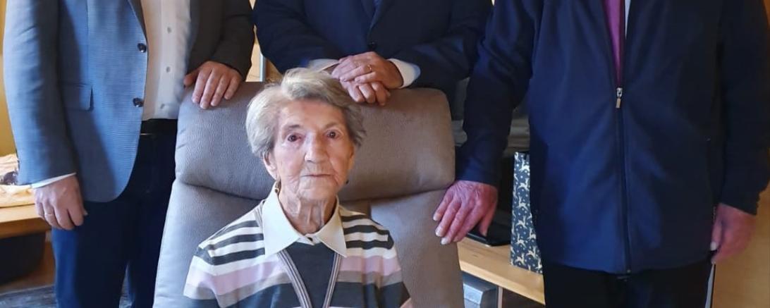 Von links: Landrat Stefan Rößle, Bürgermeister Roland Dietz, Pfarr Paul Großmann. Sitzend die Jubilarin