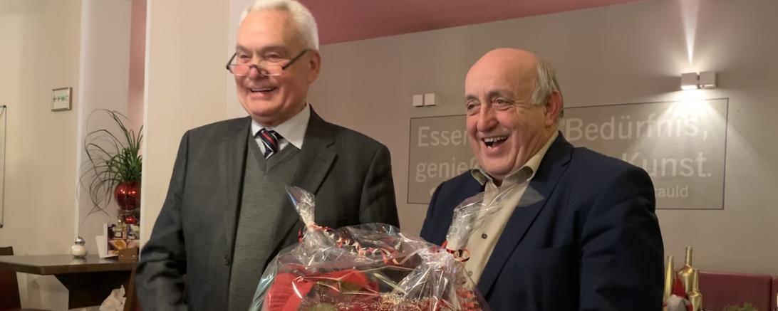 Gottfried Hänsel (rechts) überreichte Hans Raidel (links) zum Dank für den beeindruckenden Vortrag einen Weihnachtsstern.