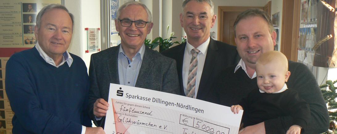 Das Bild zeigt die Spendenübergabe an Glühwürmchen e.V.