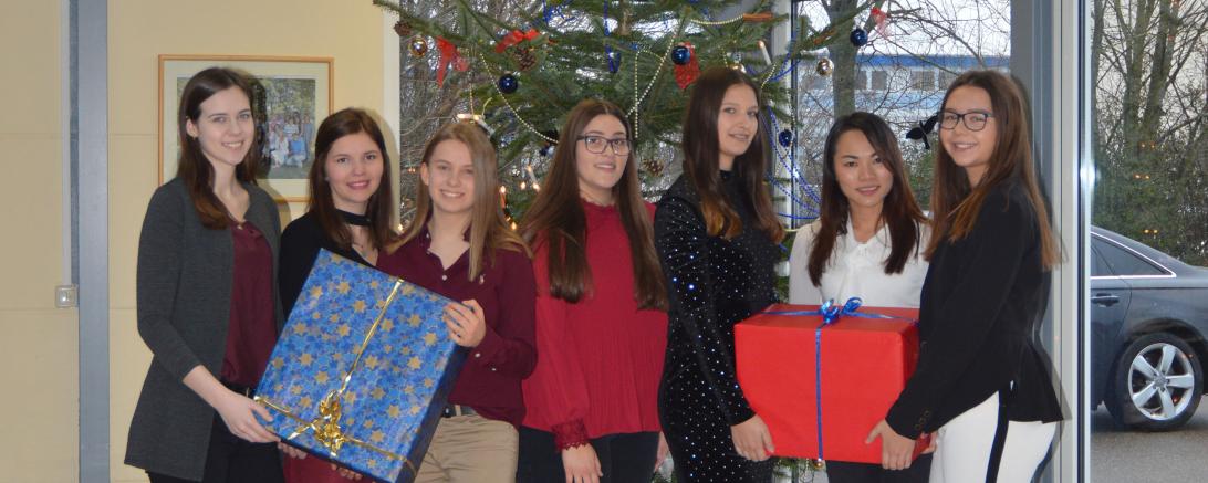 Das Bild zeigt die Azubis der Telemeter Electronic GmbH mit Päckchen für den Weihnachtstrucker.
