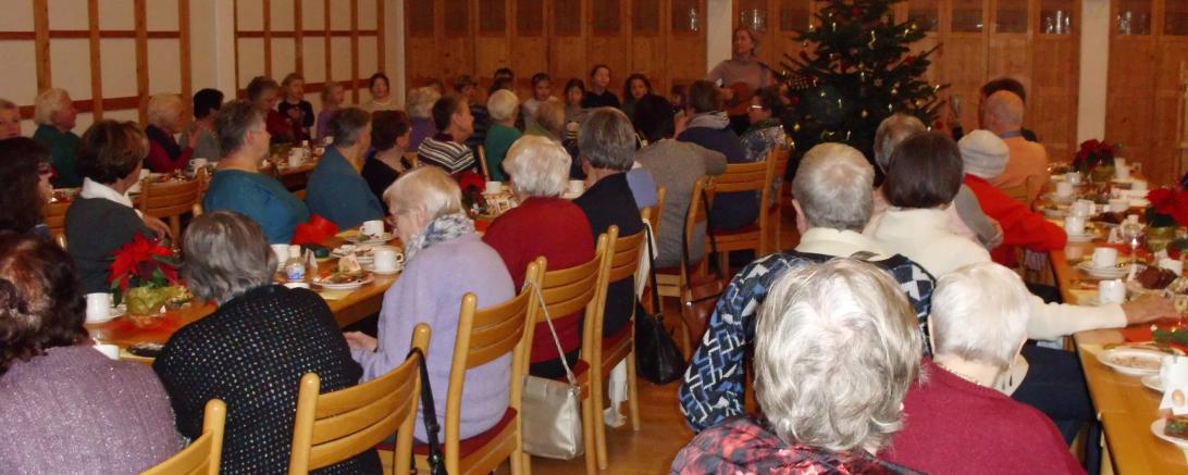 Das Bild zeigt die Senioren-Adventsfeier des Evangelischen Frauenbundes.