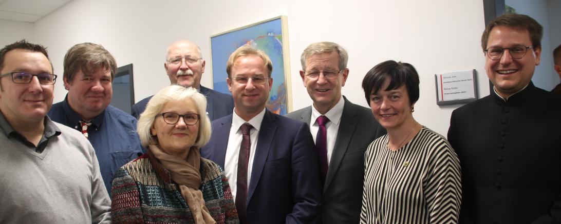 Von links: Geschäftsführer Branko Schäpers, Vositzender Caritas-Rat Konrad Häfele, 1. Vorsitzende Caritasverband Doris Ritter, stellvertretender Landrat Reinhold Bittner, MdL Wolfgang Fackler, Bezirksrat Peter Schiele, 3. Bürgermeisterin Gudrun Gebert-Löfflad und Dekan Jürgen Eichler