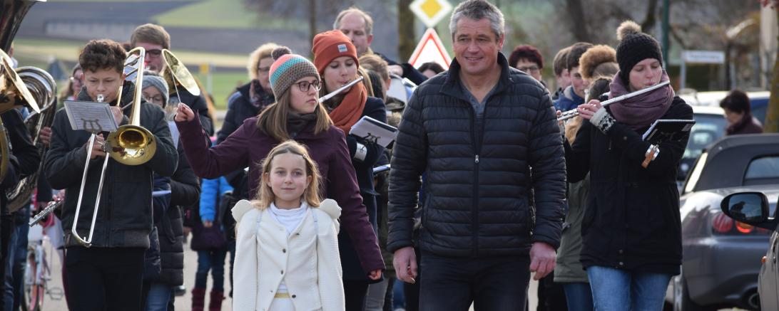 Das Bild zeigt die Jugendkapelle Deiningen, mit dem Christkind Ronja Reimlinger ,sowie Thomas Offinger vom Team Kleinerdlingen auf dem Weg durchs Dorf zum Weihnachtsmarkt.