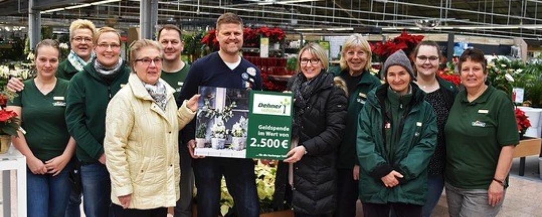 Das Bild zeigt Mitarbeiter des Dehner-Marktes bei der Spendenübergabe an verschiedene Tafeln.