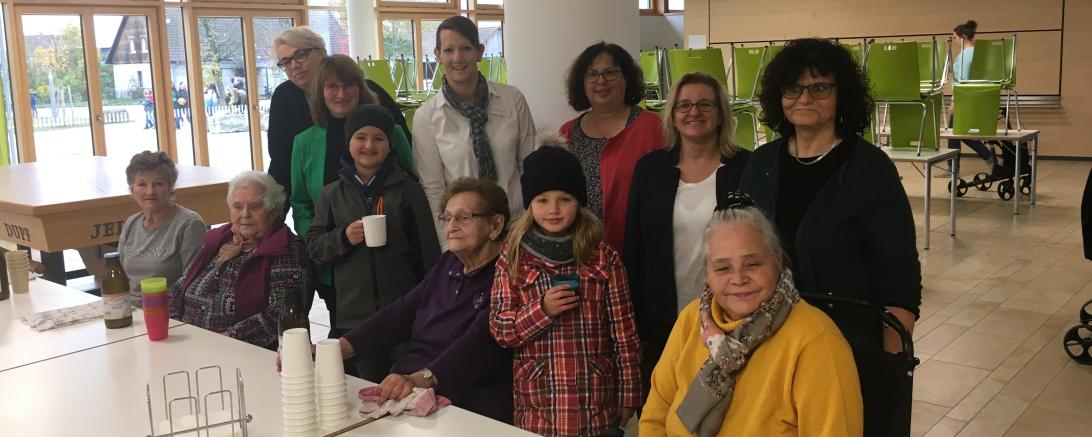 Das Bild zeigt den ersten Ausschank der EU-Milch an der Grund- und Mittelschule in Oettingen.