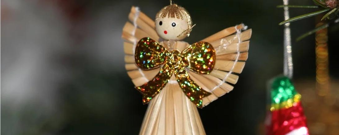 Das Bild zeigt einen Engel aus Stroh