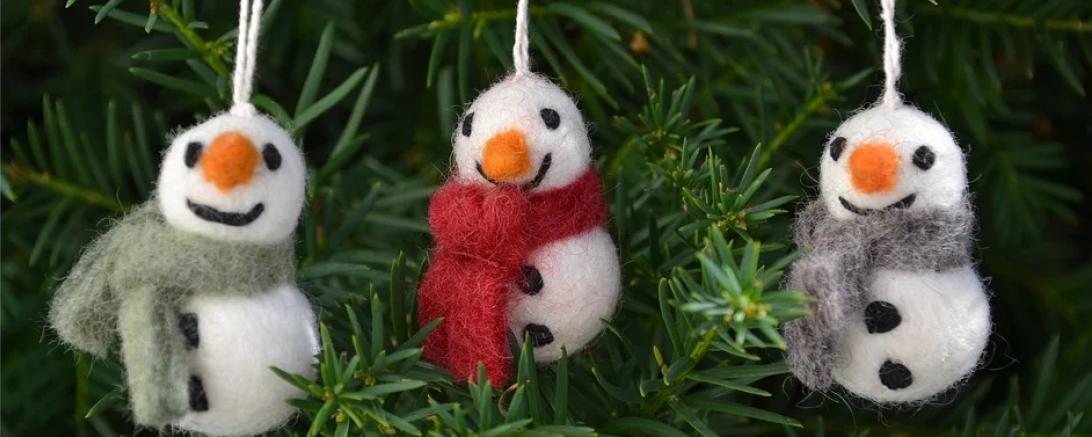 Das Bild zeigt Schneemänner aus Filz.