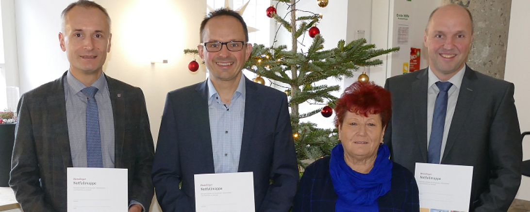 Bürgermeister Dr. Martin Drexler und Referentin für Senioren und Behinderte, Heidi Vogel, freuen sich mit Herrn Vorstand Bernd Frisch von der Raiffeisen-Volksbank Wemding sowie Geschäftsstellenleiter Christian Weiland von der Sparkasse Wemding über das gelungene Werk.