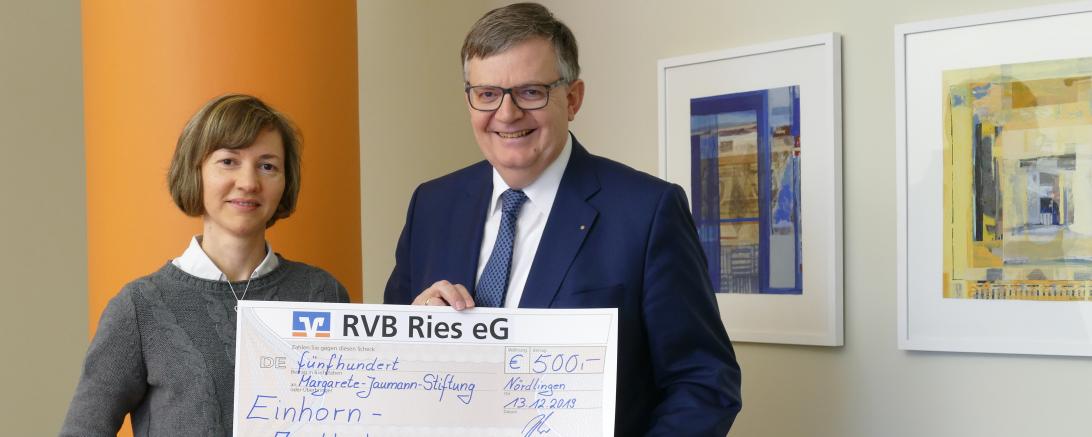 Das Bild zeigt die Spendenübergabe der Einhorn-Apotheka an die Margarete-Jaumann-Stiftung.