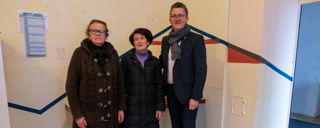 Das Bild zeigt Johann Sailer (1. v. r.) beim Besuch der Tafel Asbach-Bäumenheim