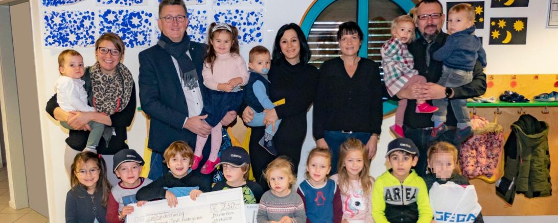 Das Bild zeigt v. l. n. r.: Susanne Widemann, Johann Sailer (geschäftsführender Gesellschafter der Firma GEDA), Fulya Basset, Irene Losert-Eichhorn und Heiko Dörr bei der Spendenübergabe im Dr.-Hermann-Fendt-Kindergarten