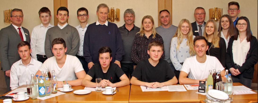 Das Bild zeigt die Teilnehmer der Teams mit (stehend von links) dem stellvertretenden Vorstandsmitglied der Sparkasse Donauwörth, Erich Meyer, Studiendirektor Herbert Neuhaus, den Unternehmenspaten Jürgen Müller, Anita Enßle und Gernot Randi sowie Firmenkundenberater Thomas Pommer.