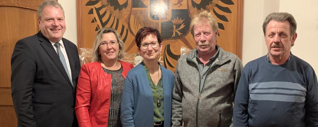 Das Bild zeigt von links nach rechts: Bürgermeister Martin Scharr, Petra Eigen, Beate Gayr, Heribert Hosemann und Hermann Straßer. Es fehlt: Brigitte Tinkl