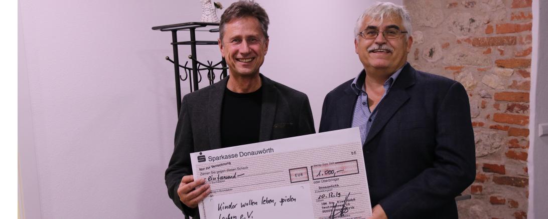 Das Bild zeigt die Spendenübergabe an "Kinder wollen leben, spielen, lachen".