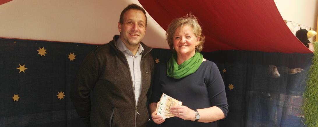 Das Bild zeigt von links: Spielberger Bernd MCK sowie Kindergartenleitung Anne Mittring