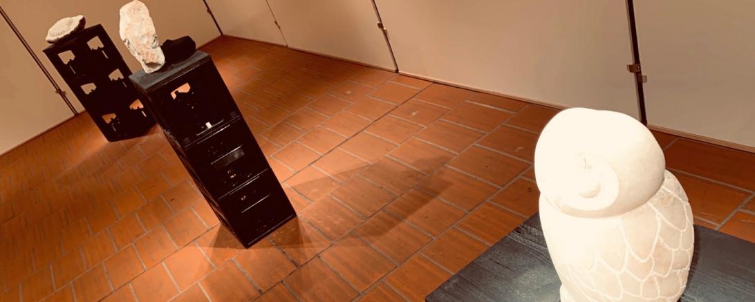 Das Bild zeigt die Ausstellung "Steinbildhauerei" im Donauwörther Zeughaus.