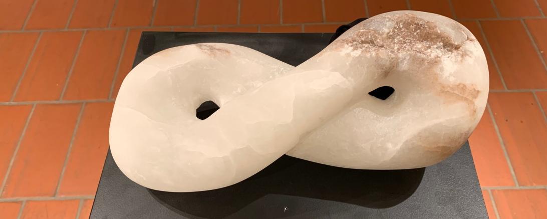 Das Bild zeigt die Ausstellung "Steinbildhauerei" im Donauwörther Zeughaus.