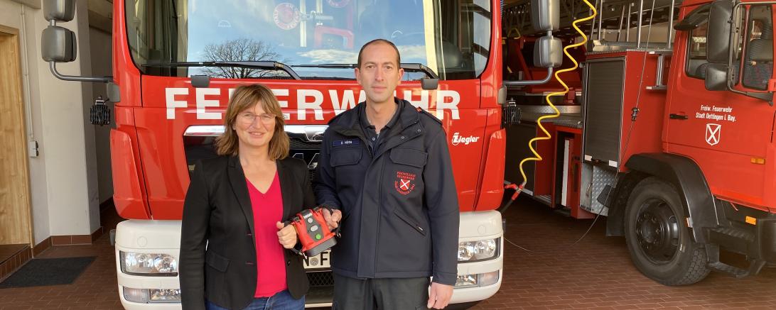 Das Bild zeigt die Übergabe der Wärmebildkamera an die Feuerwehr Oettingen.