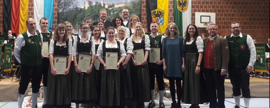 die geehrten der Stadtkapelle mit den überreichenden Personen