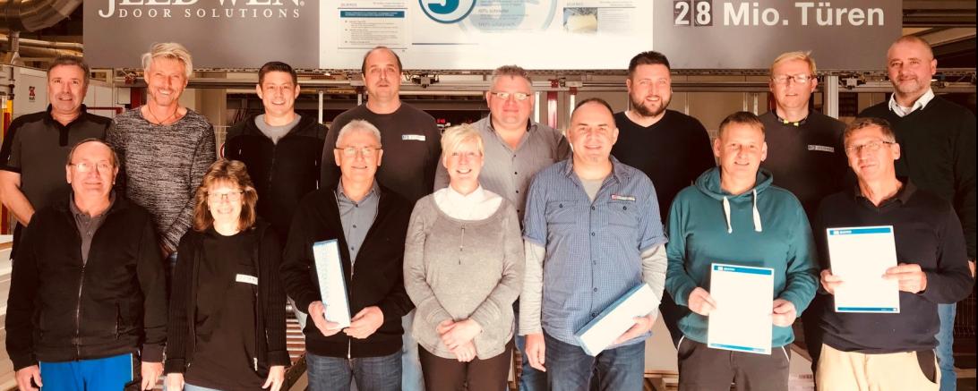 Die geehrten Mitarbeiter mit den Vorgesetzten