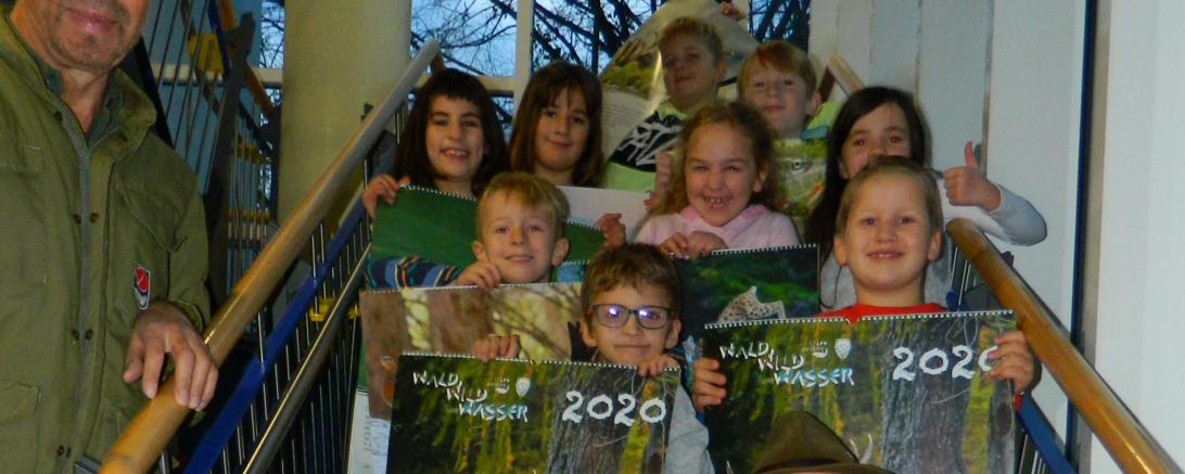 Kinder der Grundschule Rain mit dem Kalender