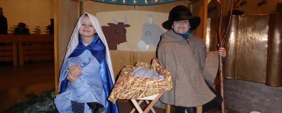 Vorschulkinder als Maria und Josef verkleidet