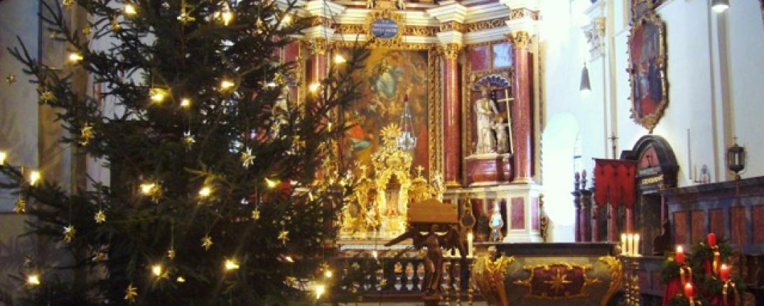 Das Bild zeigt die Klosterkirche in Maihingen an Weihnachten.