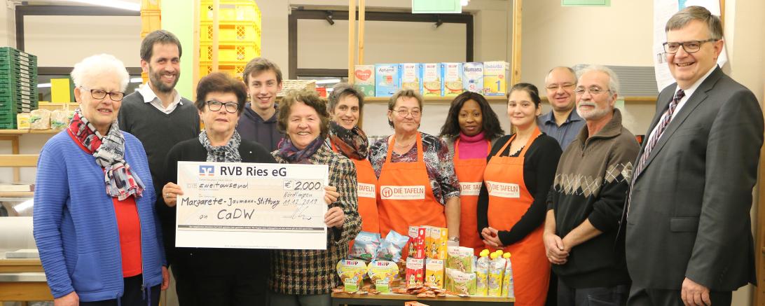 Das Bild zeigt von links die Vertreter der Margarete-Jaumann-Stiftung, Mitarbeiter und Ehrenamtliche des CaDW: Edda Hundhammer, Johannes Beck, Anneliese Fornfeist, Andreas Ruf, Mina Götz, Alexandra Lengner, Elfriede Jaus, Tessy Erhbor, Silvia Balan, Martin Schröppel, Reinaldo Sousa-Marques, Paul Ritter. 