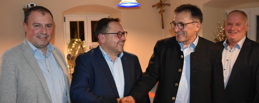 Das Bild zeigt Joseph Mayer bei der Nominierungsversammlung der Wallersteiner PWG.