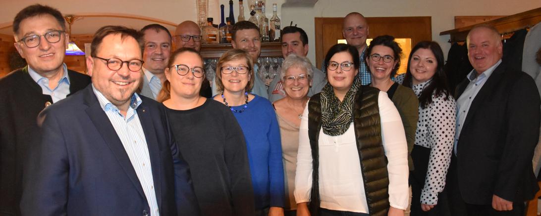 Das Bild zeigt die Kandidaten für die Gemeinderat der Wallersteiner PWG.