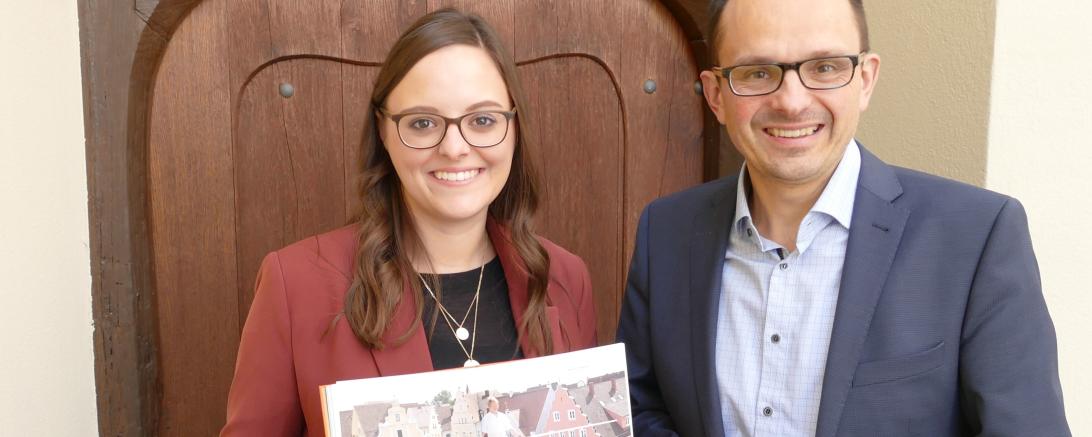 Bürgermeister Dr. Martin Drexler und Tourismusleiterin Judith Strohhofer freuen sich über das tolle Werk als Erinnerung an das Fest.
