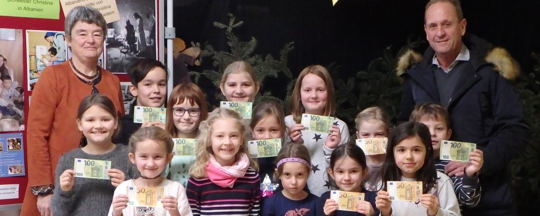 Das Bild zeigt die Spende von Schülern der Mangoldschule an arme Kinder in Albanien.