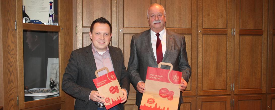 Daniel Wizinger und Hermann Faul mit Papiertüten