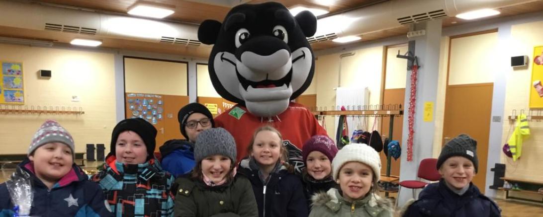 Das Maskottchen der Augsburger Panther mit Kindern der Sebastian-Franck-Grundschule
