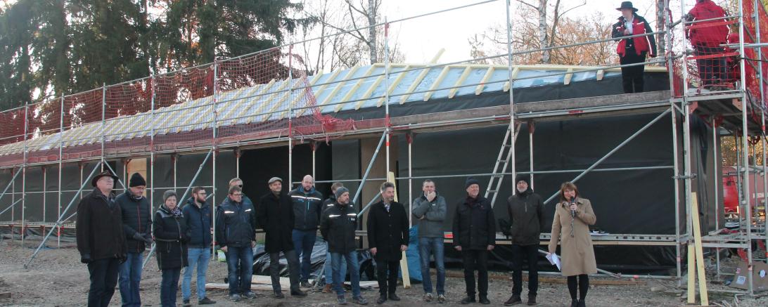 Gäste auf dem Richtfest vor dem neuen Eingangsgebäude