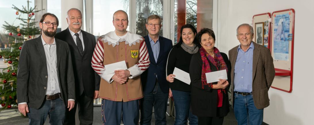 Von links: Christoph Arlt (Geschäftsführer Arlt), OB Hermann Faul, Stadtkapellmeister Oliver Körner, Peter Schiele (Knabenkapelle Nördlingen), Stefanie Baumgärtel (Kinderkrippe Bleichgrabenfrösche), Rosmarie Schweyer (Glühwürmchen e.V.) und Dieter Arlt (Geschäftsführer Arlt)