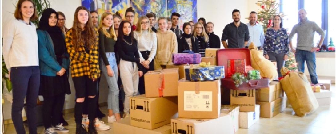 Das Bild zeigt Schüler der Realschule Rain mit gepackten Päckchen für die Donauwörther Tafel.