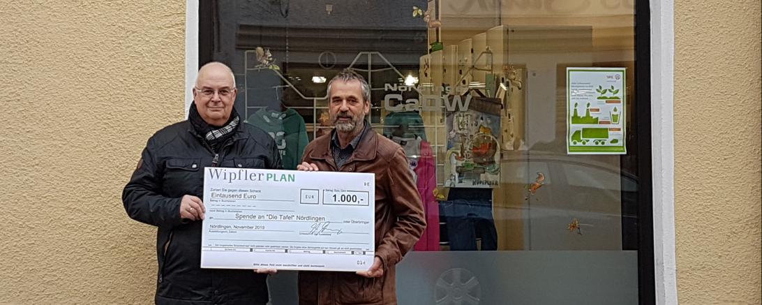 Helmut Weiß und Thorsten Nieszery bei der Spendenübergabe