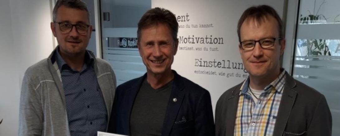 Das Bild zeigt die beiden Agenturinhaber Hermann und Holger Ruf bei der Scheckübergabe mit dem Vereinsvorsitzenden Herrn Martin Oberman