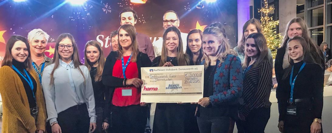 Das Bild zeigt Azubis der Firma Hama mit einem Scheck für Sternstunden.