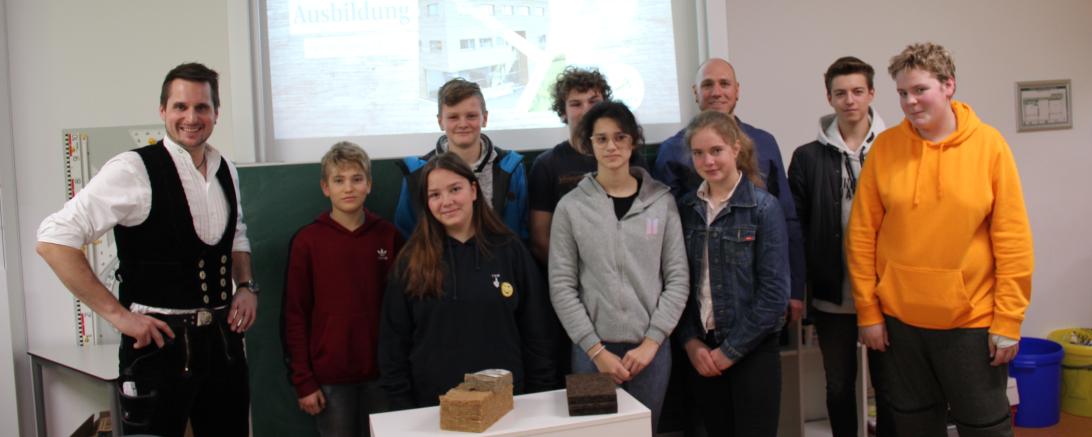 Das Bild zeigt Schüler der Mittelschule Oettingen beim "Tag der Betriebe".