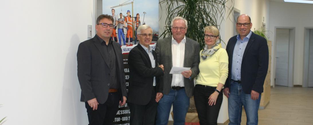 Lothar Kolb, 2. Vorsitzender des Förderkreises Therapeutic Day Care Centre, Johannes Käser, Sandra Oettle, Bernhard Raab und Harald Frisch.